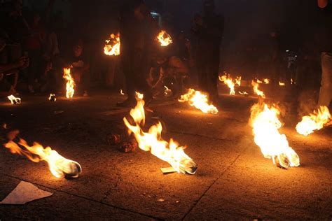 Las 'Bolas de Fuego' de El Salvador, una tradición de más de 100 años