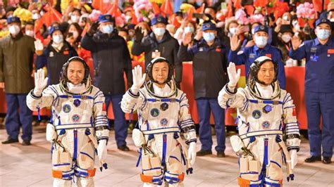 Chinese astronauts board space station in historic mission - Euractiv