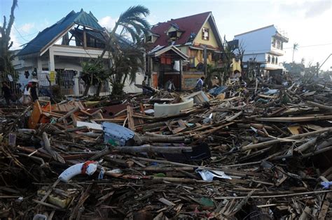 Palo, Leyte: 130 Dead After Haiyan Hits, Most Cops Missing