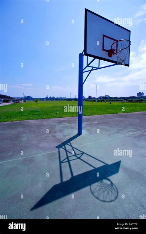 Basketball hoop outdoors Stock Photo - Alamy