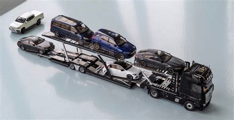 Mercedes unveils 1:18-scale model transporter