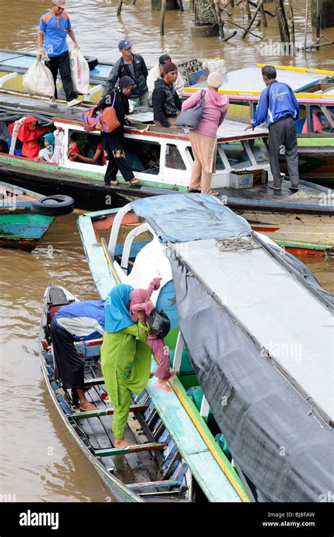 Martapura River scene, Banjarmasin, Kalimantan, Indonesia Stock Photo - Alamy