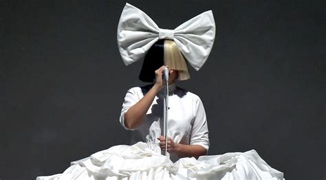 Sia propose une nouvelle version de son titre « Helium » | LIVE ACTU