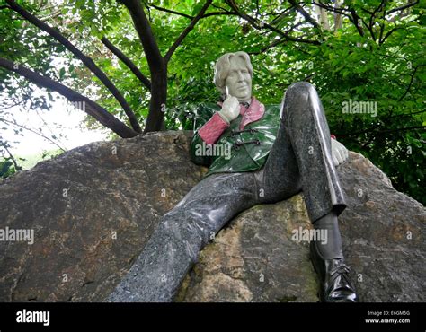 Statue of Oscar Wilde in Merrion Square, Dublin Ireland Stock Photo - Alamy