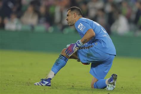 Atajará con bastón: Claudio Bravo dejará Betis, pero continuará jugando