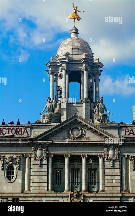 Victoria palace theatre london hi-res stock photography and images - Alamy