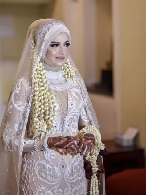 Ide Makeup dan Gaun Pengantin Istri Rizal Djibran