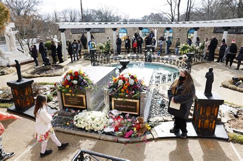 Hundreds celebrate Lisa Marie Presley's life at Graceland ceremony - CBS Sacramento