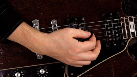 Beginner's Guide How To Hold A Guitar Pick Properly | FileMusic.net