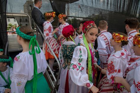 As Putin Pushes a Merger, Belarus Resists With Language, Culture and History - The New York Times