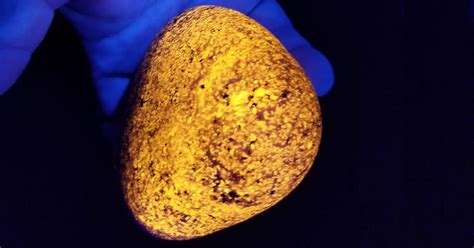 Michigan man discovers glowing, florescent rocks called "Yooperlites" - CBS News