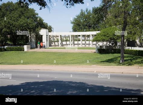 The grassy knoll and it's memorial overlooks the JFK assassination site in Dallas Texas Stock ...