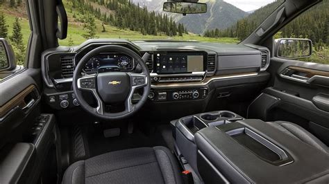 Chevrolet Silverado 1500 V/S Chevrolet Silverado EV: Who Wins?