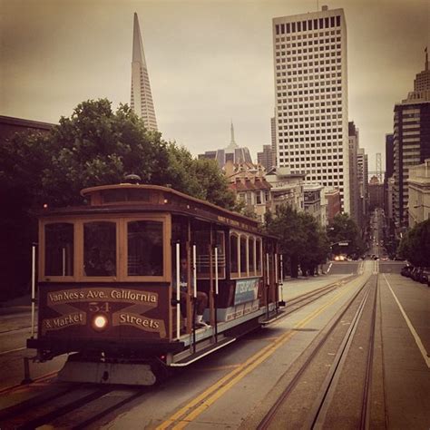 California Street Cable Car - Cable Car in Financial District