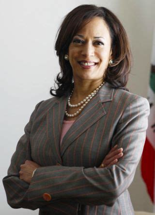 Kamala Harris Has Worn Her Signature Pearls for 35 Years | Who What Wear