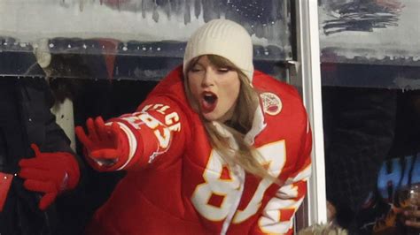 Taylor Swift Cheered on Travis Kelce in an ‘87’ Puffer Coat Made by a ...