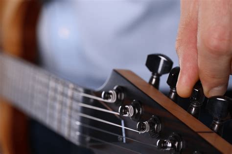 How to Tune Electric Guitar Without a Tuner [3 Easy Methods]