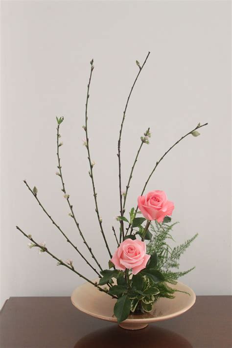 Moribana | Modern flower arrangements, Flower arrangements simple, Ikebana flower arrangement