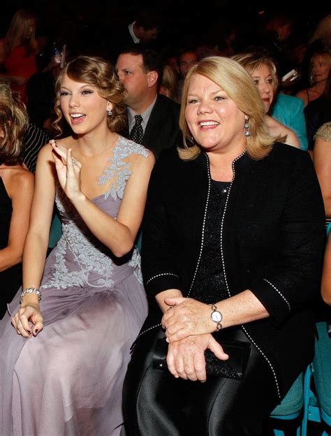 17 Pictures Of Taylor Swift & Her Mother Andrea Finlay | 92 Q