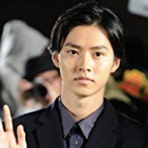 Kento Yamazaki - Age, Family, Bio | Famous Birthdays