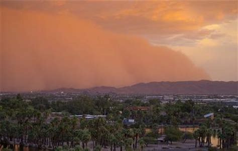 Dust storm hits Phoenix, flights grounded