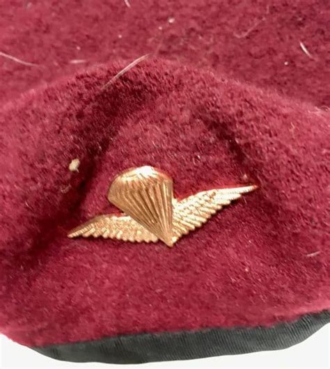 Iraqi Paratrooper Maroon Beret with Badge - Enemy Militaria