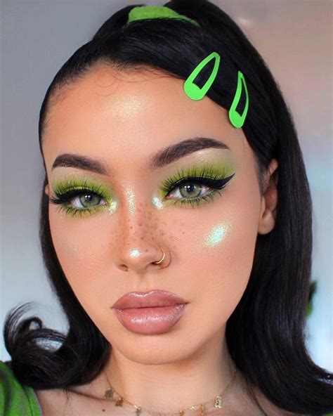 15 Maquillajes en verde para reconectar con la naturaleza