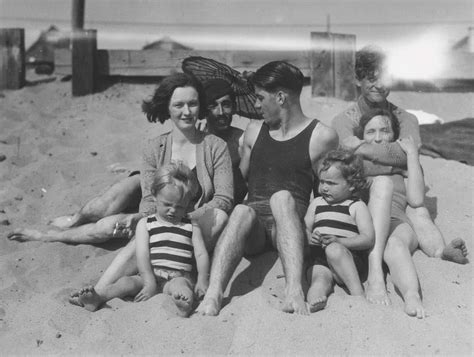 Marilyn Monroe On The Beach With Her Mother In 1929 - Flashbak