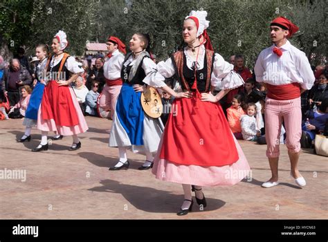 Bailarines de danza folklórica de Niza, Francia, realizando una danza ...