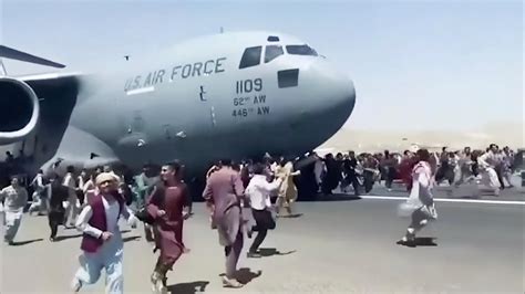 Afghans cling to U.S. military jet at Kabul airport - CGTN