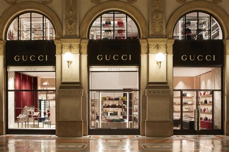 Gucci Unveils Renovated Store in Milan Galleria Vittorio Emanuele Ii, Cavour, Neon Room, Gucci ...