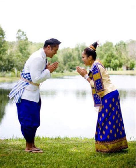 “Sinh” and “Salong” - Lao traditional costumes - Laos Tours, Laos Holidays