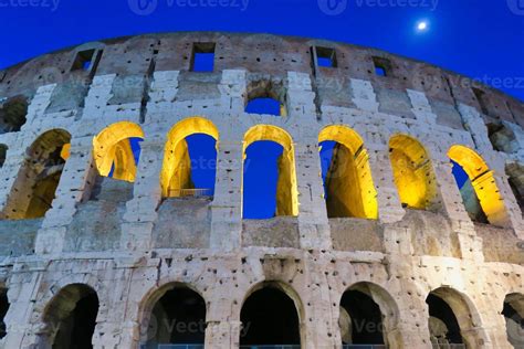 Colosseum at night 21031186 Stock Photo at Vecteezy