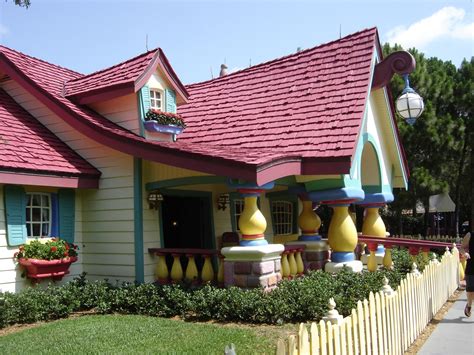 Disney Vacation Kingdom: Mickey's House Exterior