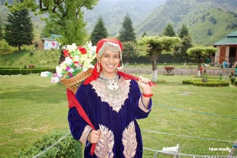 Traditional costumes Kashmiri | Kashmir, Traditional dresses, Alpha studio