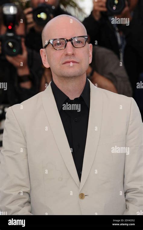 Steven Soderbergh posing at the photocall for the film Behind The ...