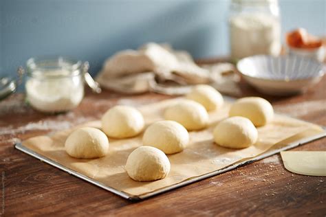 «Homemade Burger Buns Waiting For The Oven» del colaborador de Stocksy «Martí Sans» - Stocksy