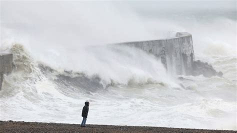 Storm Ciarán: Is climate change giving more ‘fuel for storms’ in Europe ...