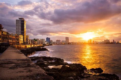 Ρομαντικό ηλιοβασίλεμα στο Malecon Seawall στην Αβάνα Στοκ Εικόνα - εικόνα από cityscape: 103502613