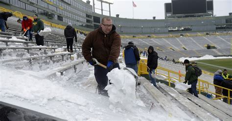 Hundreds help shovel snow at Lambeau Field