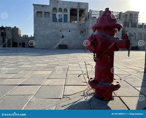 Hidrante De Fuego Rojo En La Antigua Ciudad Oriental Imagen de archivo - Imagen de emergencia ...