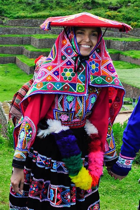 Traditional Peruvian Bride In Sacred Valley Near Cuzco, Peru | Roupas ...