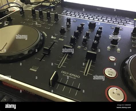 Dj deck pioneer Stock Photo - Alamy