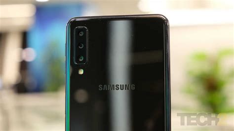 Samsung Galaxy A7 Review: Decent cameras and good looks don't cut it anymore – Firstpost