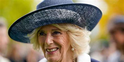 Queen Consort Camilla surrounded by tributes to late Queen in new photo from family home ...