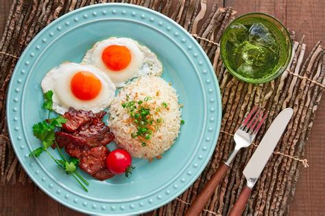 Tosilog Recipe (Filipino Breakfast) with Tocino, Garlic Rice & Fried Eggs