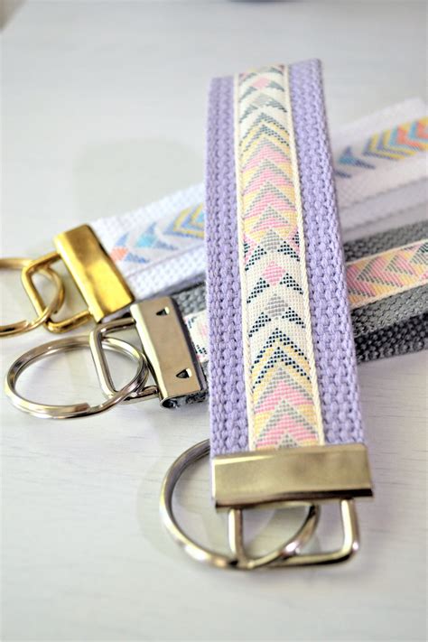 DIY Wrist Key Chains - Tutorial! - Making Things is Awesome | Key fobs diy, Wristlet patterns ...