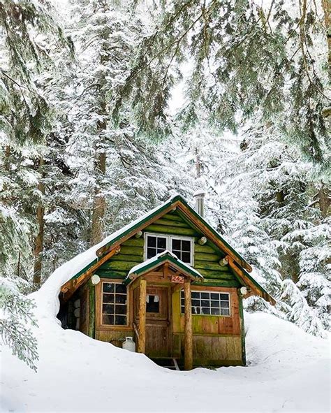 Pin by Gabi 1205 on Winterträume | Green cabin, Small cabin, Cabins in the woods