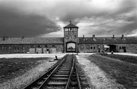 Ab Krakau: Auschwitz-Birkenau Gruppentour per Minivan | GetYourGuide