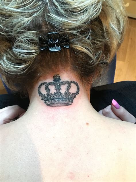 Kroon tattoo nek Crown tattoo neck | Neck tattoo, Crown tattoo, Queen tattoo